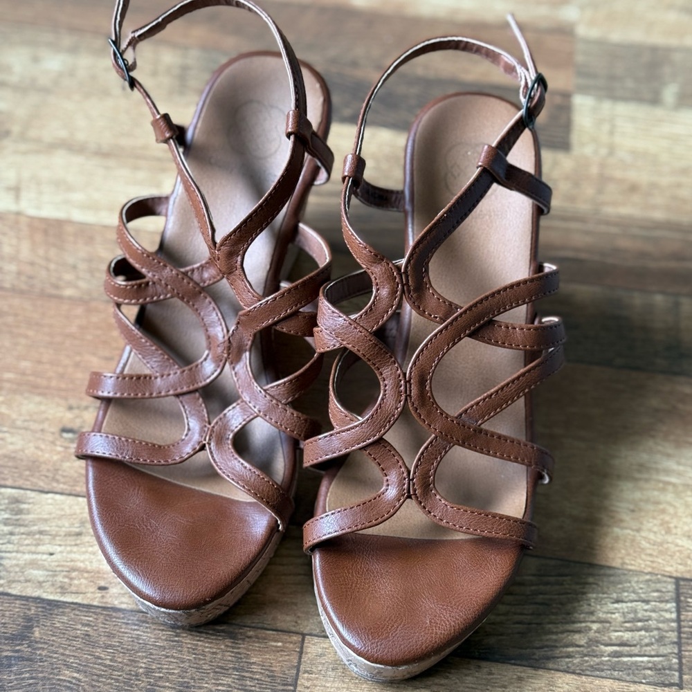 Daisy Fuentes tan wedge l sz. 7.5